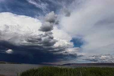 Gölü ve nehri olan güzel bir manzara.