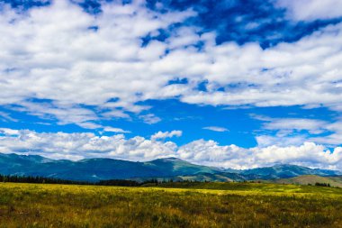Arka planda dağ sırası olan güzel bir manzara.