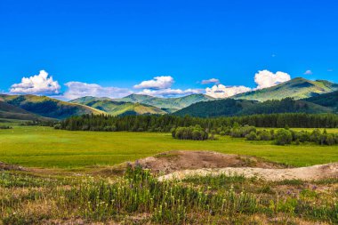 Dağları ve bulutları olan güzel bir manzara