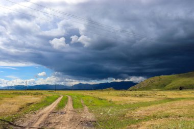 Dağların üzerinde fırtına bulutları.