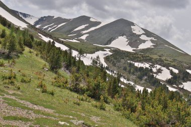 Kazakistan, Ridder 'de kar kaplı dağları olan güzel manzaralar.