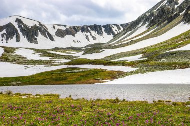 Kazakistan, Ridder 'de kar kaplı dağları olan güzel manzaralar.