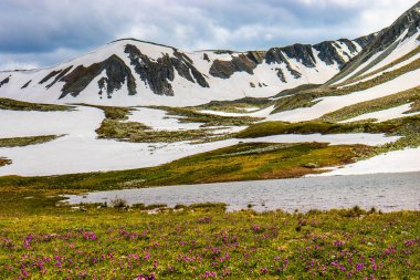 Kazakistan, Ridder 'de kar kaplı dağları olan güzel manzaralar.