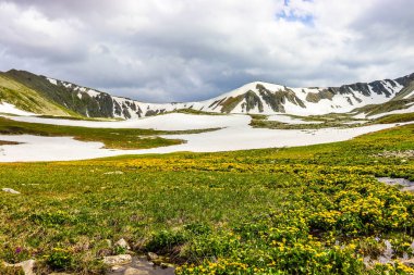 Karlı ve mavi gökyüzü olan dağ manzarası
