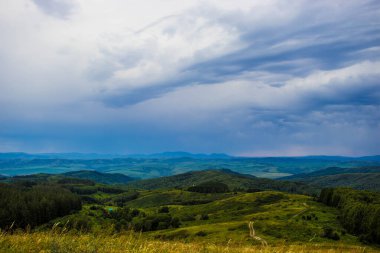Dağları ve bulutları olan güzel bir manzara