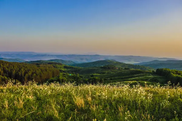 Dağlarda güzel bir gün batımı
