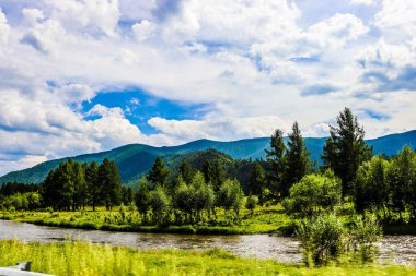 Nehir ve gölü olan güzel bir manzara.