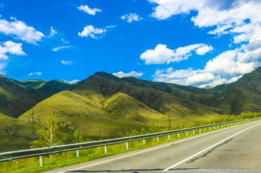 Dağlardan geçen bir yol.