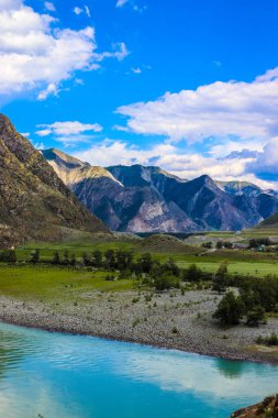 Dağlardaki dağ gölü manzarası.