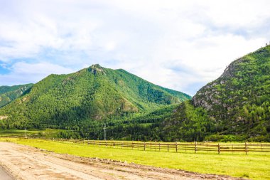 Dağlarda yol.