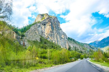 Dağ vadisinde yol