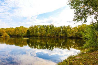 Nehirli sonbahar manzarası
