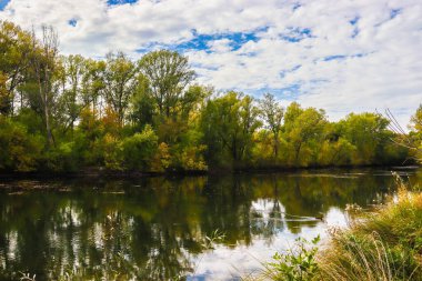 Bir göl ve bir nehir ile sonbahar manzarası