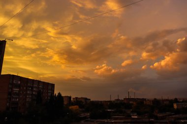 Şehrin üzerinde güzel bir gün batımı
