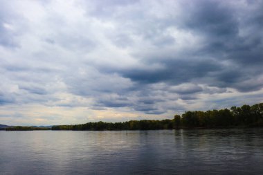 Akşamları nehrin üzerinde bulutlar
