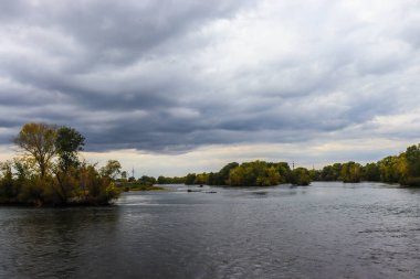 Sonbahar ormanındaki nehir manzarası.