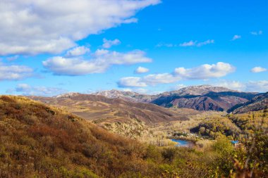 Dağlarda sonbahar manzarası