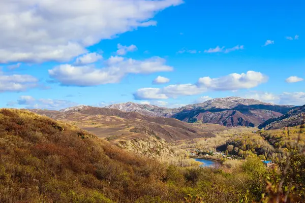 Dağlarda sonbahar manzarası