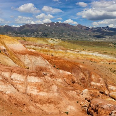 Altai 'deki kızıl dağların manzarası