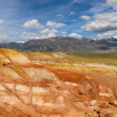 Altai 'deki kızıl dağların manzarası