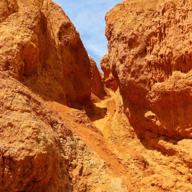 Kızıl çöldeki güzel kırmızı kumtaşı kayalıkları