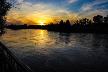 Güzel bir yaz akşamında gün batımı
