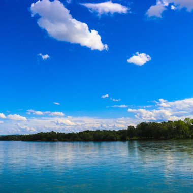 Nehirde güzel mavi gökyüzü ve bulut.