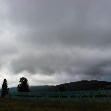 Dağların üzerinden bulutlar