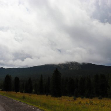 Dağları ve bulutları olan güzel bir manzara