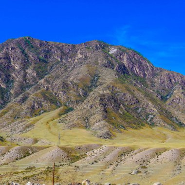 Arka planda mavi gökyüzü olan güzel dağ sırası