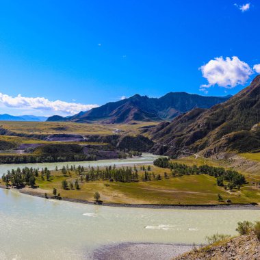 Dağlardaki nehrin güzel manzarası