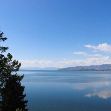 Güzel göl manzarası