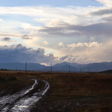 Dağ yolu olan güzel bir manzara