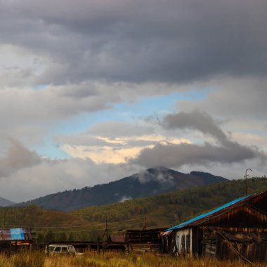 Bulutlu dağ köyü manzarası