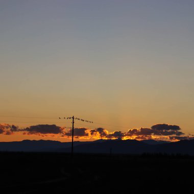 Dağın üzerinden gün batımı