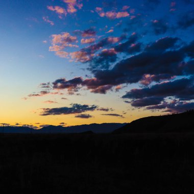 Dağların üzerinden gün batımı