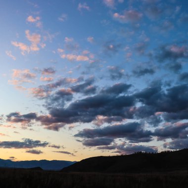 Dağların ardında güzel bir gün batımı