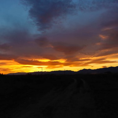 Dağın üzerinden gün batımı