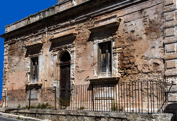 Altes Verlassenes Und Verfallenes Einstöckiges Haus Mit Tür Und Zwei — Stockfoto