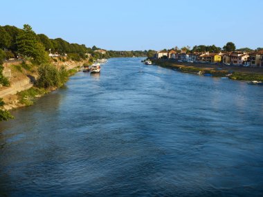 Güneşli bir öğleden sonra, Ticino Nehri 'nin Ponte Koperto' sunun geniş açılı manzarası.