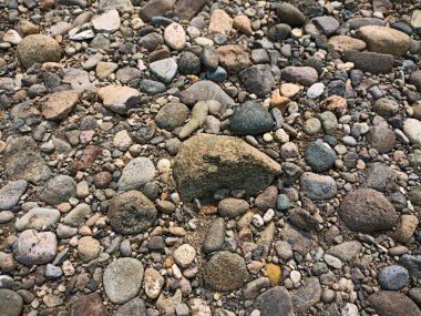 Gün boyunca taşların düzensiz sıralanması