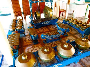 bir set gamelan müzik enstrümanı