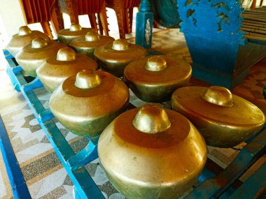 Bonang gamelan müzik aletleri bronz ve pirinçten yapılmıştır.