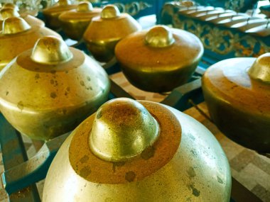 Bronz ve pirinçten yapılmış Bonang gamelan müzik aleti