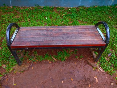 Bahçedeki kahverengi ahşap sandalye