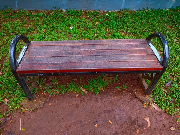 Bahçedeki kahverengi ahşap sandalye