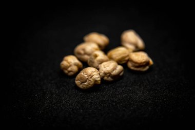 Nohut (ayrıca garbanzo fasulyesi olarak da bilinir), lifi ve proteini yüksek bir baklagil türüdür. Fındık aromalı ve kremalı bir dokuları var. Nohut, puls ailesinin bir üyesidir.,