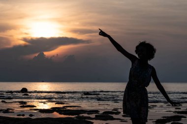 Deniz manzaraları genellikle güneş doğarken ya da batarken gökyüzünü gösterirler. 
