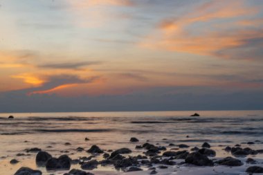 Deniz manzaraları genellikle güneş doğarken ya da batarken gökyüzünü gösterirler. 
