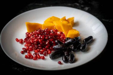 Bu meyve karışımı, aromaların uyumlu bir karışımını ve gözler için bir ziyafet oluşturuyor.!